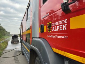 FW Alpen: Pkw in Vollbrand auf der A57