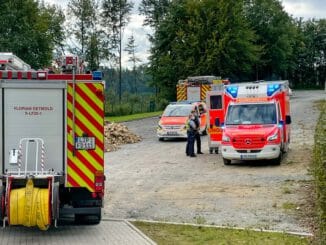 FW-DT: Brennende Gasflasche in Imbissstand - eine verletzte Person