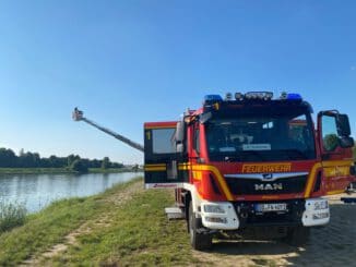 FW Dresden: Person treibt in Elbe