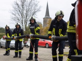 FW-EN: 17 Feuerwehrleute schließen Teil der Grundausbildung erfolgreich ab