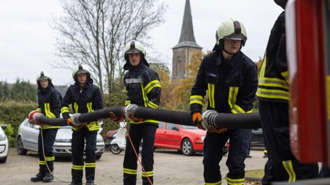 FW-EN: 17 Feuerwehrleute schließen Teil der Grundausbildung erfolgreich ab