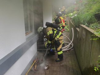 FW-EN: Wohnungsbrand in der Bahnhofstraße - Gebäude verraucht.