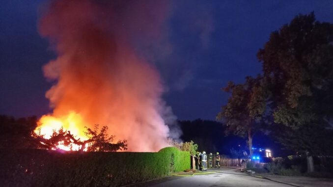 FW-GE: Gartenlauben brennen in Bulmke-Hüllen