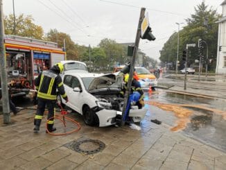FW-GE: Pkw kollidiert mit Ampelmast / Verkehrsunfall in Buer-Mitte fordert eine verletzte Person