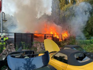 FW-GLA: Gartenlaube brennt in voller Ausdehnung