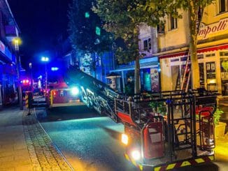 FW Grevenbroich: Kellerbrand: Feuerwehr rettet 17 Personen aus Wohn- und Geschäftshaus in Grevenbroich