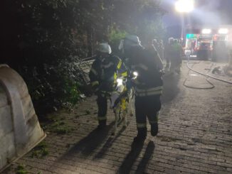 FW-KLE: Löschzug Rindern und Brandweer Millingen aan de Rijn üben den Ernstfall