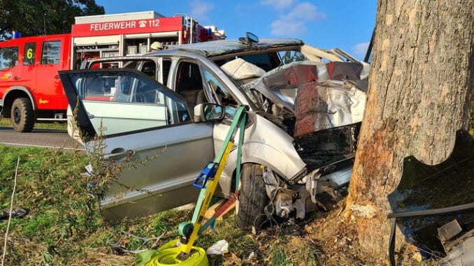 FW Lehrte: Verkehrsunfall mit eingeklemmter Person zwischen Burgdorf und Immensen