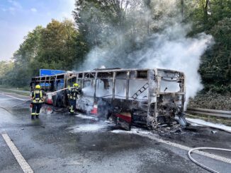 FW-NE: Brannte Gelenkbus auf A46