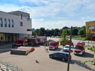 FW Osterholz-Scharm.: Gefahrstoffeinsatz an Schule