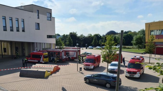 FW Osterholz-Scharm.: Gefahrstoffeinsatz an Schule