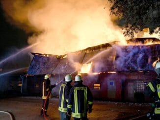 FW-RD: Landwirtschaftliches Gebäude in Flammen - Großer Einsatz in Mörel