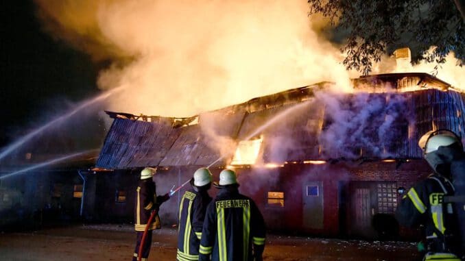 FW-RD: Landwirtschaftliches Gebäude in Flammen - Großer Einsatz in Mörel