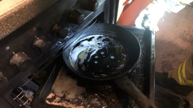 FW Ratingen: Brennender Backofen in Küche eines Mehrfamilienhauses