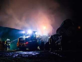 FW-SE: Rund 80 Rundballen abgebrannt