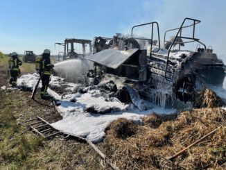 FW-SE: Schlepper und Ballenpresse brennen komplett aus