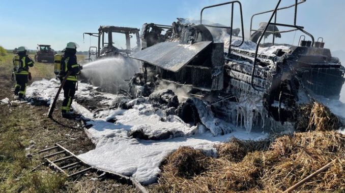 FW-SE: Schlepper und Ballenpresse brennen komplett aus