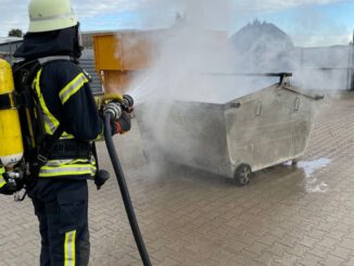 FW-Schermbeck: Brennender Müllcontainer in Schermbeck
