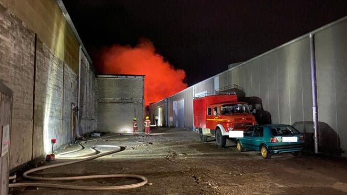 Feuerwehr Weeze: Industriehallenbrand