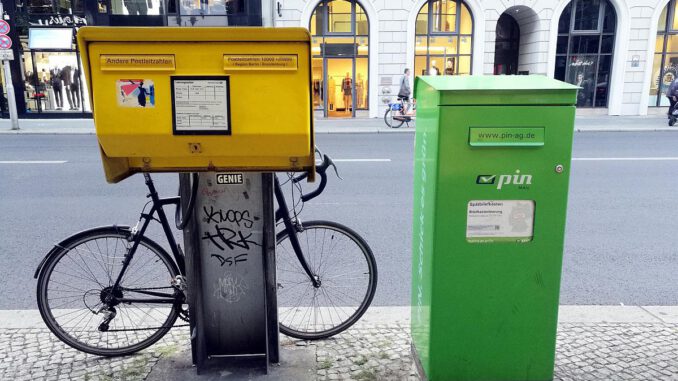 Briefkästen von Deutsche Post und Pin Mail AG, über dts Nachrichtenagentur