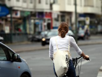 Junge Frau auf Fahrrad im Straßenverkehr, über dts Nachrichtenagentur