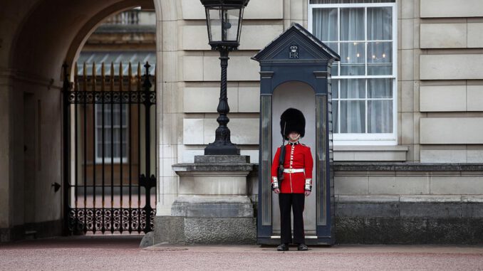 dts_image_10799_jbhkphfqjj_889_1200_840.jpg Wache vor dem Buckingham Palace, über dts Nachrichtenagentur