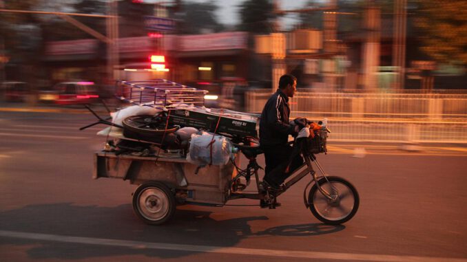 Mann fährt auf Motorrad mit Ladefläche in China, über dts Nachrichtenagentur