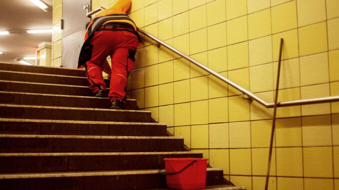 Reinigungskraft in einer U-Bahn-Station, über dts Nachrichtenagentur