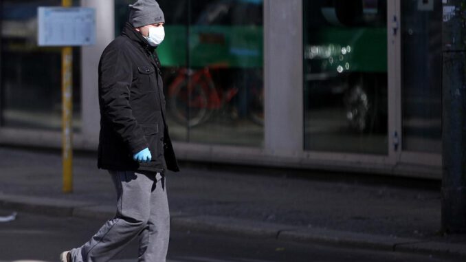 Mann mit Atemschutzmaske, über dts Nachrichtenagentur