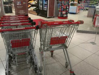 Einkaufswagen vor einem Supermarkt, über dts Nachrichtenagentur
