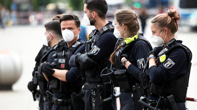Polizei mit Mundschutz, über dts Nachrichtenagentur
