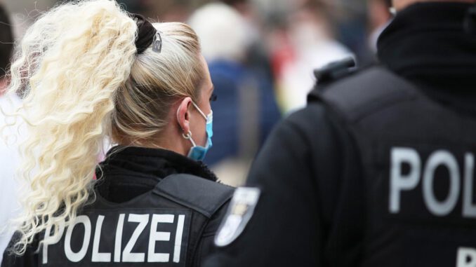 Polizei mit Mundschutz, über dts Nachrichtenagentur