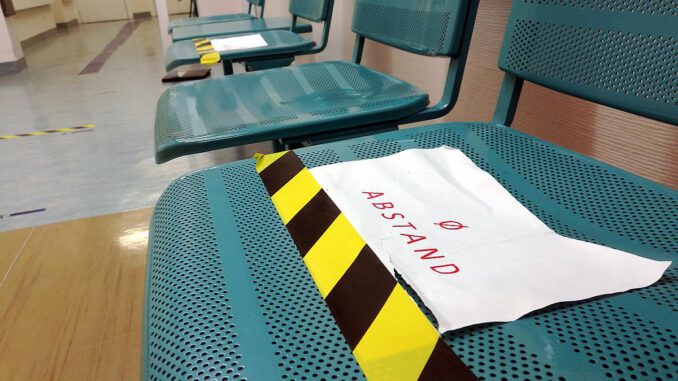 Sitzbänke mit Corona-Abstandshinweis im Krankenhaus, über dts Nachrichtenagentur