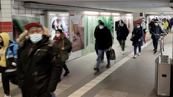 Pendler mit Corona-Masken, über dts Nachrichtenagentur