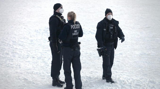 Polizei mit Mundschutz, über dts Nachrichtenagentur