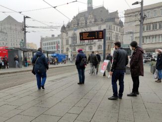 Menschen an einer Straßenbahnhaltestelle, über dts Nachrichtenagentur