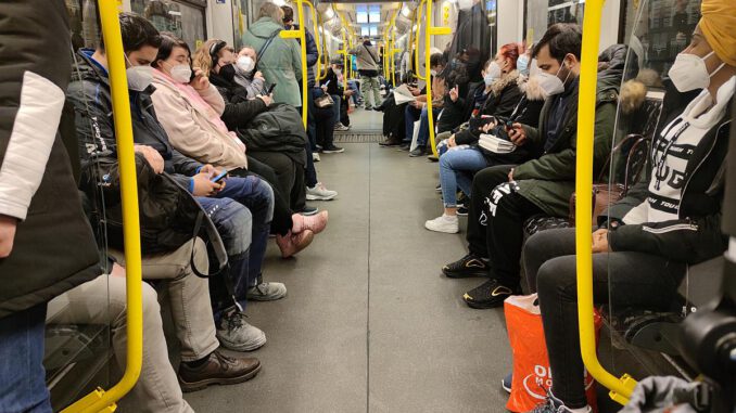 Vollbesetzte U-Bahn während der Corona-Pandemie, über dts Nachrichtenagentur