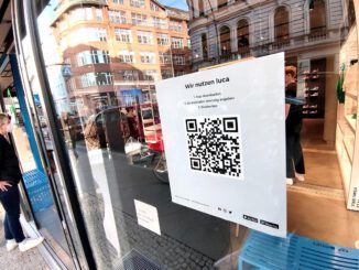 Barcode für Luca-App an einem Modegeschäft, über dts Nachrichtenagentur