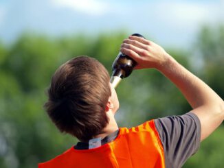 Biertrinkender Jugendlicher, über dts Nachrichtenagentur