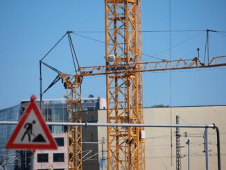 Baukräne auf einer Baustelle, über dts Nachrichtenagentur