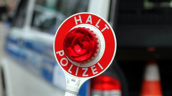 Halt-Stopp-Schild der Polizei bei einer Verkehrskontrolle, über dts Nachrichtenagentur