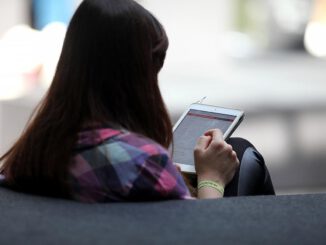 Frau mit Tablet, über dts Nachrichtenagentur