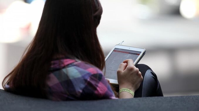 Frau mit Tablet, über dts Nachrichtenagentur