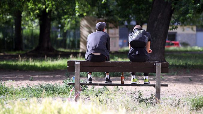 Jugendliche auf einer Parkbank mit Bier, über dts Nachrichtenagentur