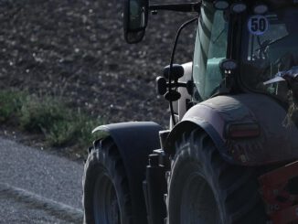 Bauer auf Traktor, über dts Nachrichtenagentur