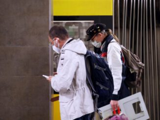 Fahrgäste mit Mund-Nasen-Schutz, über dts Nachrichtenagentur