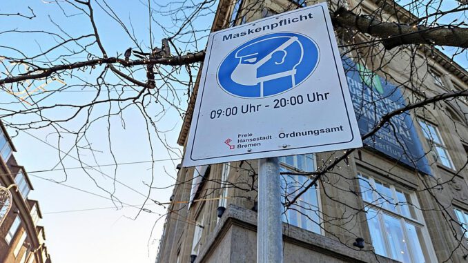 Hinweisschild auf Maskenpflicht in einer Fußgängerzone, über dts Nachrichtenagentur