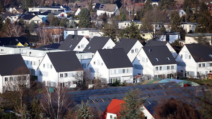 Einfamilienhaussiedlung mit Solarpark, über dts Nachrichtenagentur