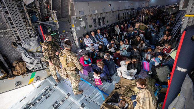 Menschen aus dem 2. Afghanistan-Evakuierungsflug am 17.08.2021, GAF,  Text: über dts Nachrichtenagentur