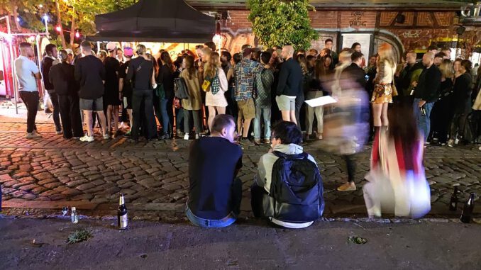 Warteschlange im Sommer 2021 vor einem Berliner Club, über dts Nachrichtenagentur